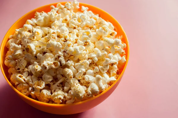 Eine Orangefarbene Schale Mit Popcorn Auf Rosa Hintergrund Ernährungskonzept — Stockfoto