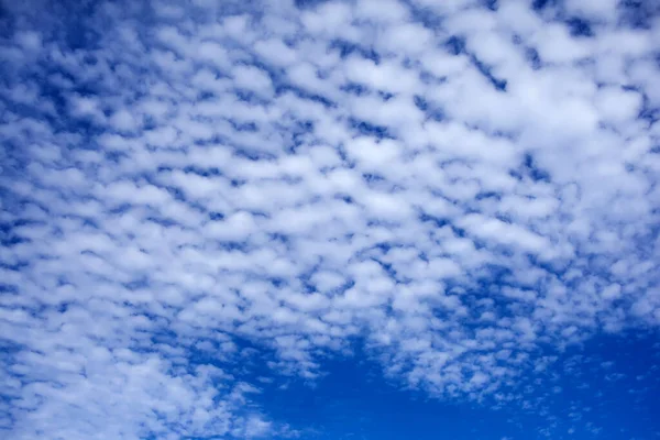 Kék Háttér Egy Kis Felhők — Stock Fotó