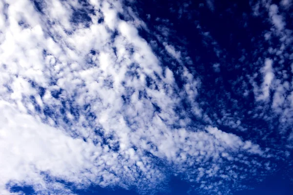 Fondo Cielo Azul Con Unas Nubes Minúsculas —  Fotos de Stock