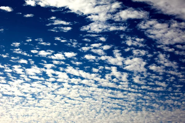 Fondo Cielo Azul Con Unas Nubes Minúsculas —  Fotos de Stock