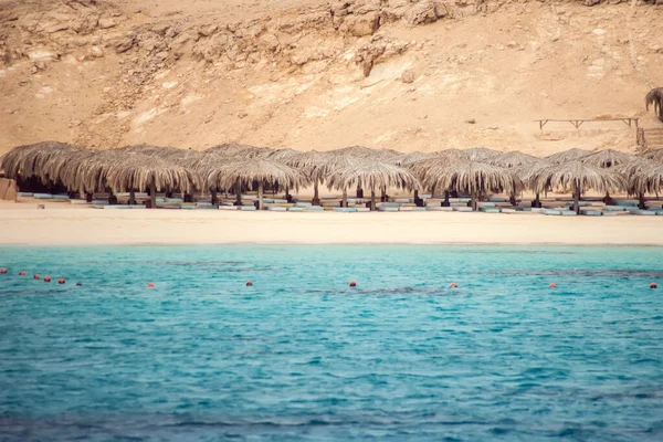 Wyspa Mahmya Morzu Czerwonym Egipt Błękitna Woda Niebo Chmurami Łodziami — Zdjęcie stockowe