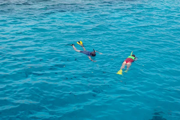 Vue Dessus Des Personnes Plongeant Apnée Dans Mer Concept Vacances — Photo