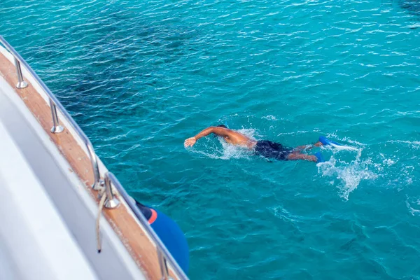 Vue Dessus Des Personnes Plongeant Apnée Dans Mer Concept Vacances — Photo