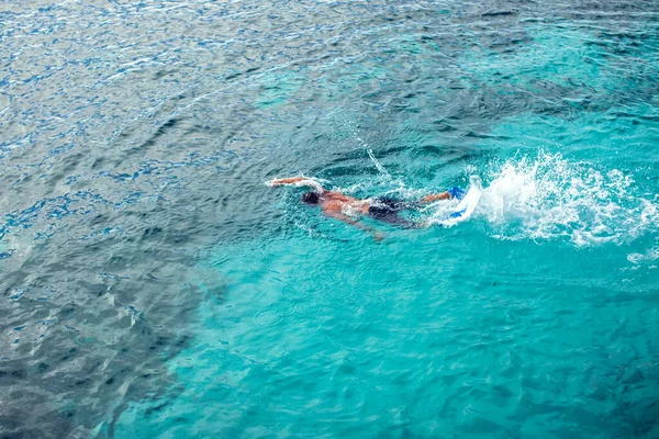 Vue Dessus Des Personnes Plongeant Apnée Dans Mer Concept Vacances — Photo