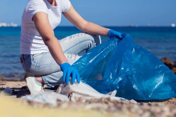 Kobieta Wolontariuszka Białej Koszulce Niebieską Torbą Zbierająca Śmieci Plaży Koncepcja — Zdjęcie stockowe