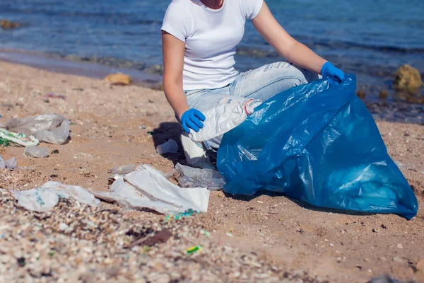 Woman Volunteer White Shirt Big Blue Bag Collecting Garbage Beach — Stock Fotó