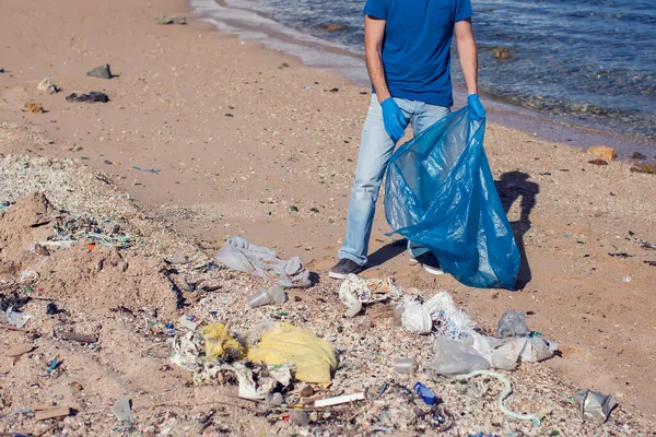 Homem Voluntário Camiseta Azul Com Saco Grande Para Lixo Coletando — Fotografia de Stock