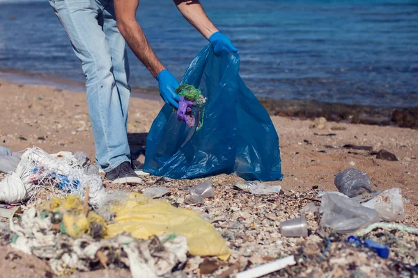 Man Volunteer Blue Shirt Big Bag Trash Collecting Garbage Beach — Stock Fotó