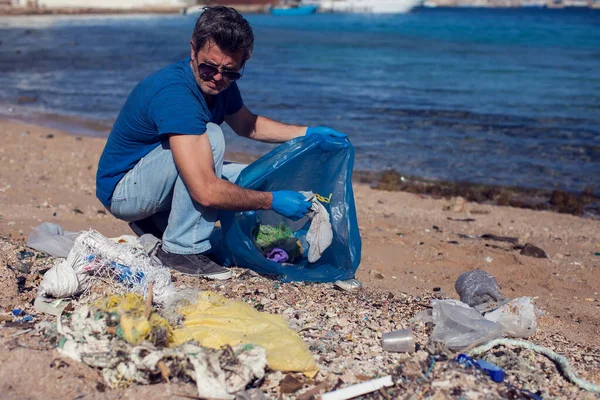 Homem Voluntário Camiseta Azul Com Saco Grande Para Lixo Coletando — Fotografia de Stock