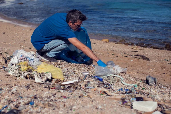 Man Volunteer Blue Shirt Big Bag Trash Collecting Garbage Beach — Stock Fotó