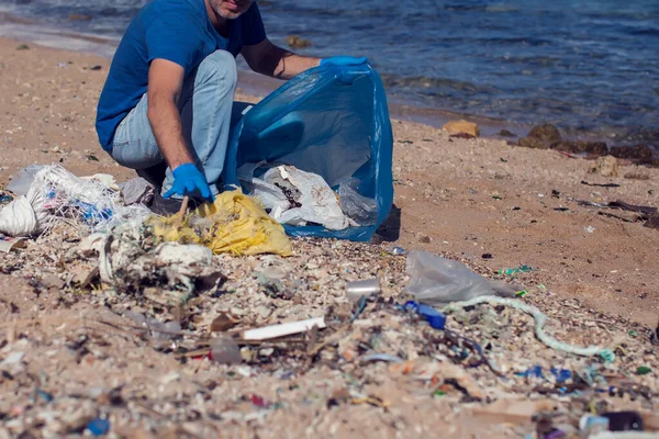 Man Volunteer Blue Shirt Big Bag Trash Collecting Garbage Beach — Stock Fotó