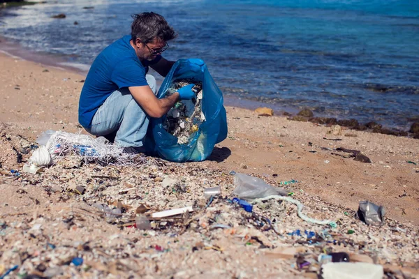 Homem Voluntário Camiseta Azul Com Saco Grande Para Lixo Coletando — Fotografia de Stock