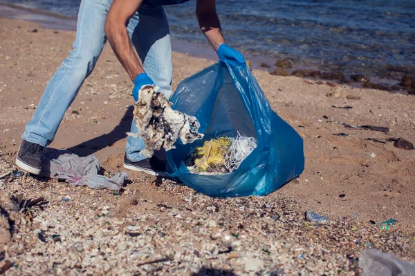 Man Volunteer Blue Shirt Big Bag Trash Collecting Garbage Beach — Stock Fotó