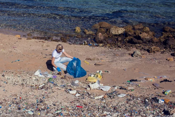 Woman Volunteer White Shirt Big Blue Bag Collecting Garbage Beach — Stock Fotó