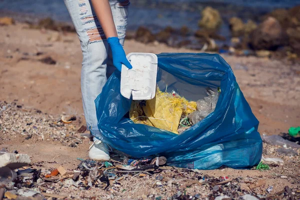 Γυναίκα Εθελόντρια Λευκό Shirt Μεγάλη Μπλε Τσάντα Που Συλλέγει Σκουπίδια — Φωτογραφία Αρχείου