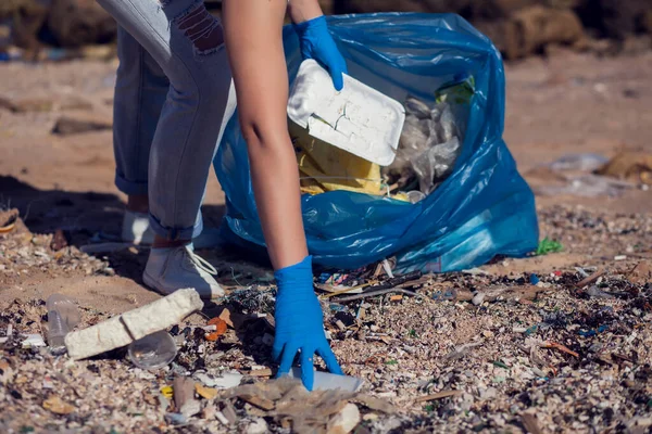 Kobieta Wolontariuszka Białej Koszulce Niebieską Torbą Zbierająca Śmieci Plaży Koncepcja — Zdjęcie stockowe