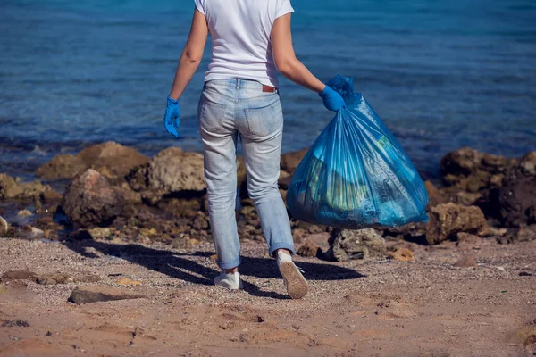 Mulher Voluntária Camiseta Branca Com Saco Azul Grande Coletando Lixo — Fotografia de Stock