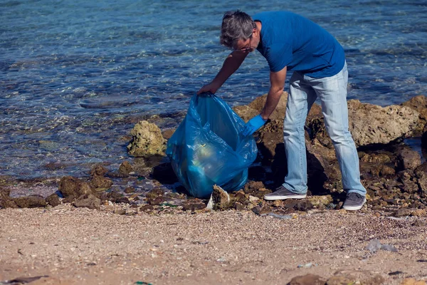 Homem Voluntário Camiseta Azul Com Saco Grande Para Lixo Coletando — Fotografia de Stock