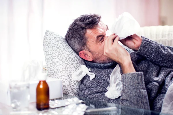 Hombre Con Bufanda Azul Tiene Gripe Sonó Nariz Servilleta Concepto — Foto de Stock