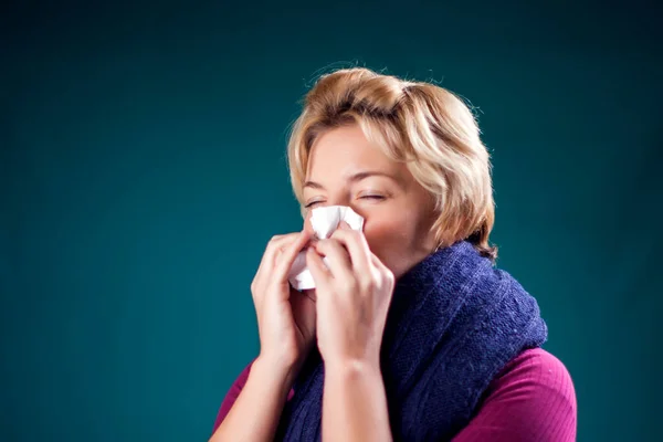 短いブロンドの髪の女性は インフルエンザを取得し ナプキンに鼻を吹く 医療の概念 — ストック写真