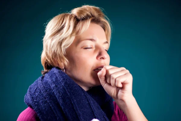 Mujer Con Pelo Rubio Corto Tiene Gripe Tos Concepto Personas — Foto de Stock