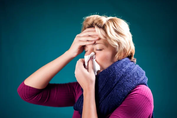 Wanita Berambut Pirang Pendek Terserang Flu Dan Dirawat Rumah Orang — Stok Foto