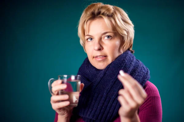 Una Mujer Con Pelo Corto Rubio Tiene Gripe Toma Una — Foto de Stock