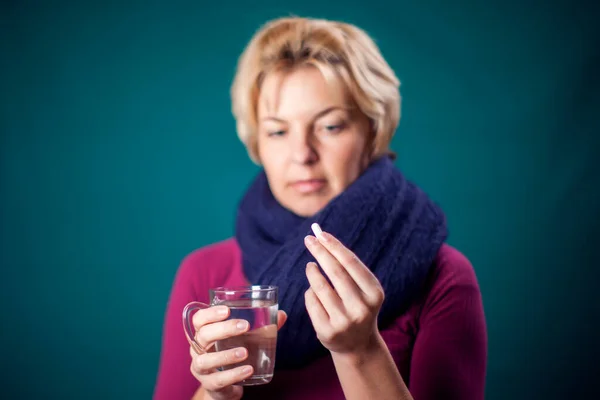 短いブロンドの髪の女性はインフルエンザにかかって丸薬を飲んだ 医療の概念 — ストック写真
