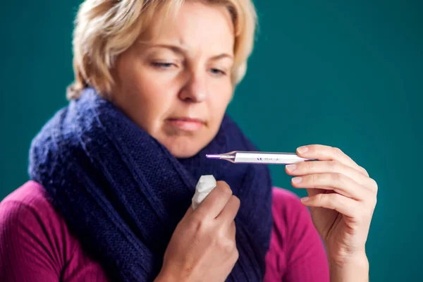 Mujer Con Pelo Rubio Corto Tiene Gripe Temperatura Medición Concepto — Foto de Stock