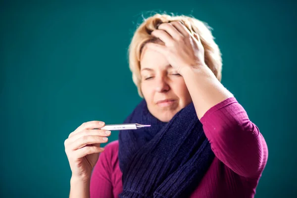 Mujer Con Pelo Rubio Corto Tiene Gripe Temperatura Medición Concepto — Foto de Stock