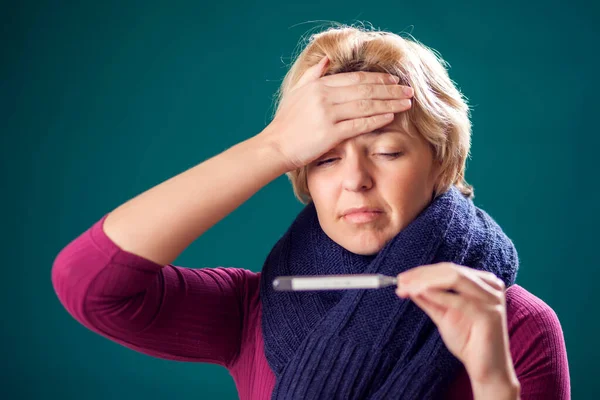 短いブロンドの髪の女性はインフルエンザにかかり 温度を測定しました 医療の概念 — ストック写真