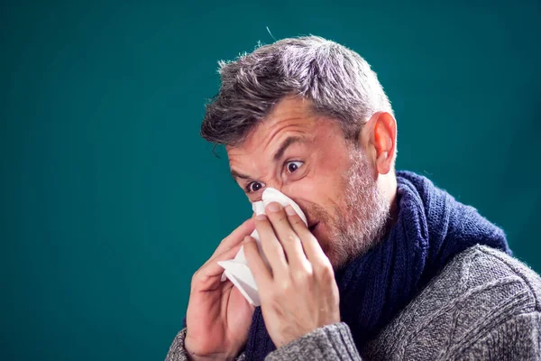 Hombre Con Bufanda Azul Tiene Gripe Sonó Nariz Servilleta Concepto — Foto de Stock