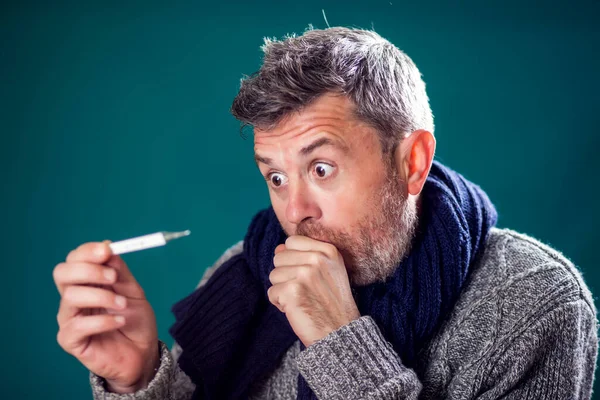 青いスカーフの男はインフルエンザにかかり 温度を測定した 医療の概念 — ストック写真
