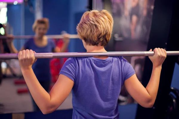 Woman Blue Shirt Short Hair Barbell Shoulders Gym People Fitness — Foto de Stock