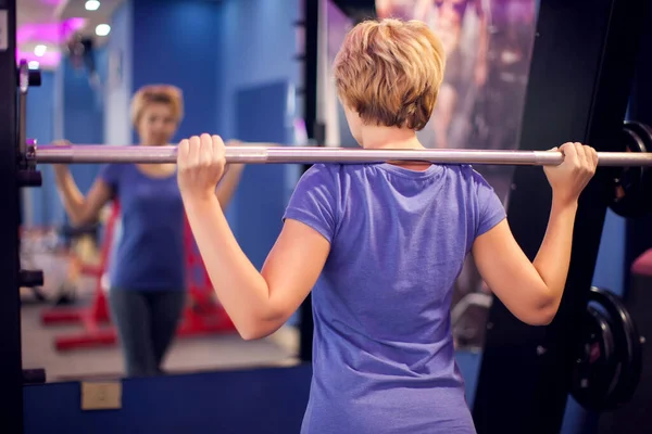 Woman Blue Shirt Short Hair Barbell Shoulders Gym People Fitness — Foto de Stock