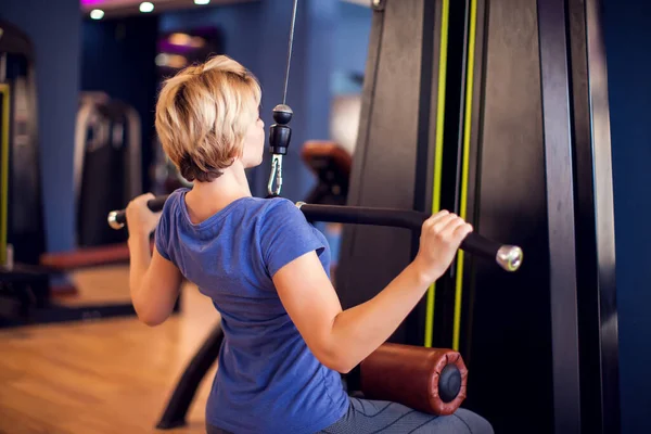Woman Blue Shirt Short Hair Training Back Gym People Fitness — Foto de Stock