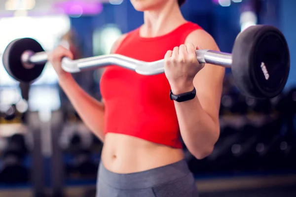 Frau Rotem Top Mit Kurzen Blonden Haaren Trainiert Bizeps Fitnessstudio — Stockfoto