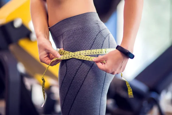 Frau Rosa Top Und Grauen Leggins Die Der Turnhalle Ihr — Stockfoto