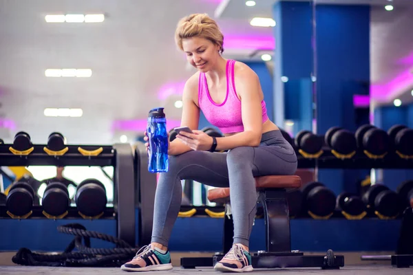 Woman Pink Top Short Blond Hair Resting Gym Sitting Bench — Stok Foto