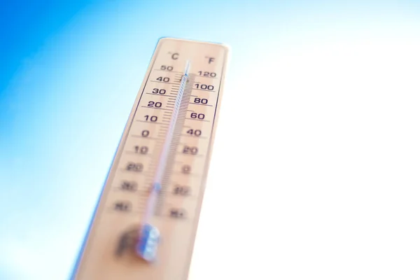 Thermometer Auf Dem Blauen Himmelshintergrund Wettervorhersage Und Außentemperaturkonzept — Stockfoto