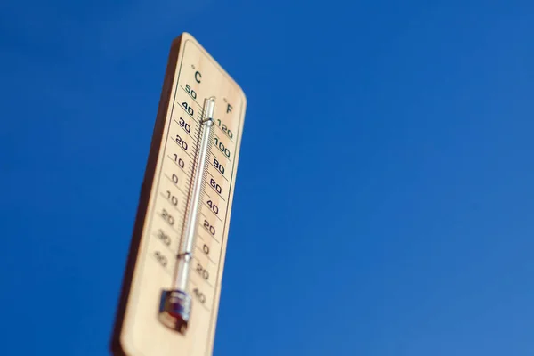 Thermometer Auf Dem Blauen Himmelshintergrund Wettervorhersage Und Außentemperaturkonzept — Stockfoto