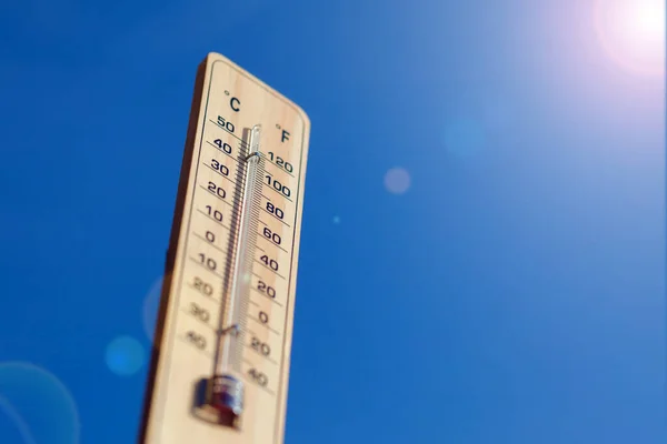 Thermometer Auf Dem Blauen Himmelshintergrund Wettervorhersage Und Außentemperaturkonzept — Stockfoto