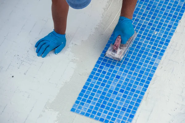 Trabalhador Que Coloca Telha Piscina Obras Reparação Piscinas — Fotografia de Stock