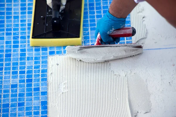 Pekerja Meletakkan Ubin Kolam Renang Pool Memperbaiki Pekerjaan — Stok Foto