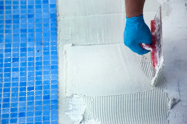 Pekerja Meletakkan Ubin Kolam Renang Pool Memperbaiki Pekerjaan — Stok Foto