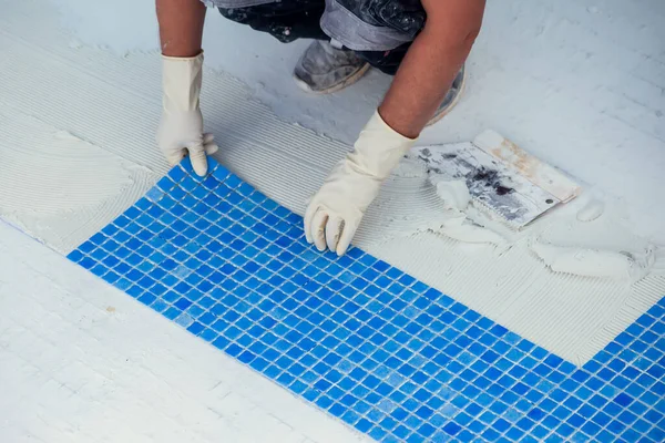 Trabalhador Que Coloca Telha Piscina Obras Reparação Piscinas — Fotografia de Stock