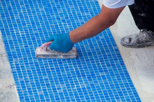 Lavoratore Posa Piastrelle Piscina Lavori Riparazione Piscine — Foto Stock