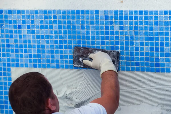 労働者はプールにタイルを敷く プール修理工事 — ストック写真
