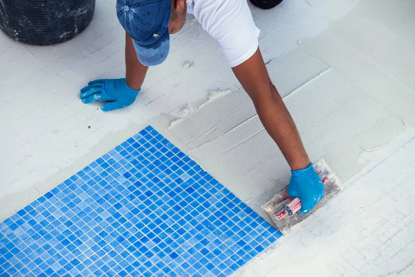 Trabalhador Que Coloca Telha Piscina Obras Reparação Piscinas — Fotografia de Stock