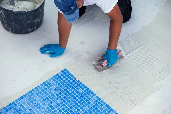 Trabalhador Que Coloca Telha Piscina Obras Reparação Piscinas — Fotografia de Stock